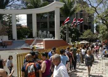 Personas esperan para recibir su identificación de voto en el Tribunal Supremo Electoral, en San José, el sábado 3 de febrero de 2018. Foto: Arnulfo Franco / AP.