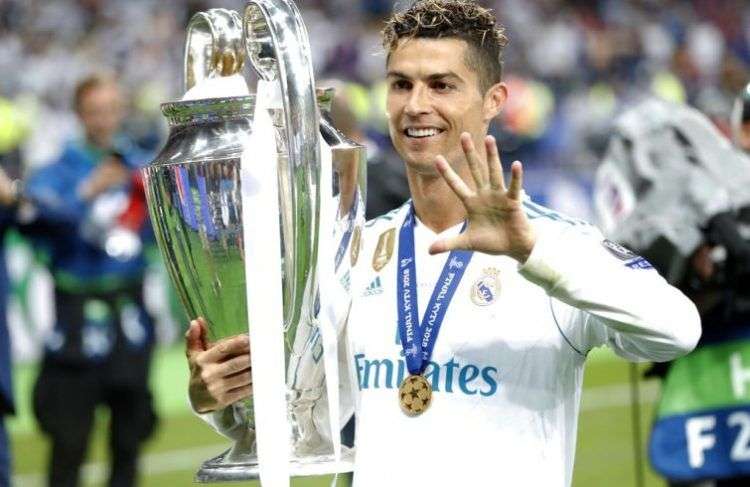 Cristiano Ronaldo, del Real Madrid, celebra con el trofeo después de ganar la final de la Liga de Campeones ante el Liverpool el sábado 26 de mayo de 2018 en Kiev, Ucrania. Foto: Pavel Golovkin/AP.
