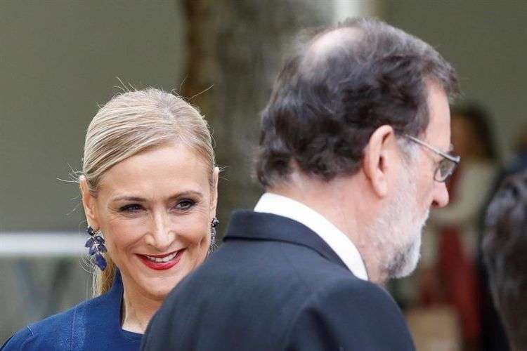 Cristina Cifuentes, presidenta de la Comunidad de Madrid y el presidente Mariano Rajoy. Nueva crisis para el PP. Foto: Emilio Naranjo / EFE.