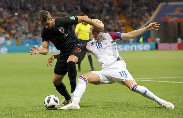 El croata Marko Pjaca (izq), disputa un balón con Hordur Magnusson, de Islandia, durante su duelo este martes 26 de junio de 2018 en Rostov del Don, Rusia . Foto: Vadim Ghirda / AP.
