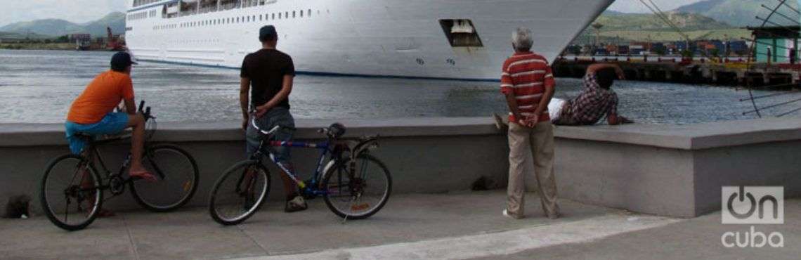 El Insignia en la bahía de Santiago de Cuba. Foto: Claudia García.