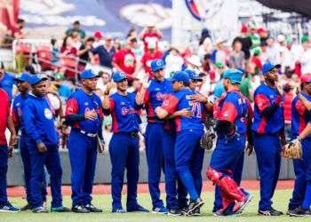 El equipo cubano celebra su triunfo sobre Puerto Rico que lo colocó como primero de la fase clasificatoria de la Serie del Caribe 2018. Foto: @SDCJalisco2018 / Facebook.