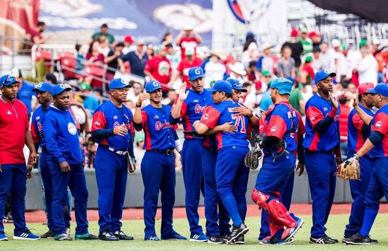 El equipo cubano celebra su triunfo sobre Puerto Rico que lo colocó como primero de la fase clasificatoria de la Serie del Caribe 2018. Foto: @SDCJalisco2018 / Facebook.
