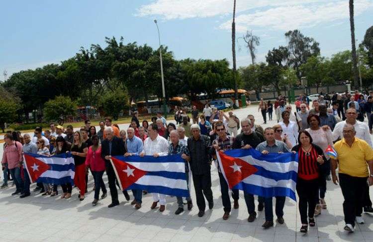 Delegación oficial cubana a los foros paralelos de la WIII Cumbre de las Américas de Perú. Foto: Roberto Suárez / Juventud Rebelde.