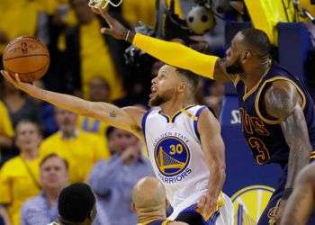 Stephen Curry (izq) y LeBron James (der) chocarán por cuarta final consecutiva en la NBA. Foto: Marcio José Sánchez / AP.