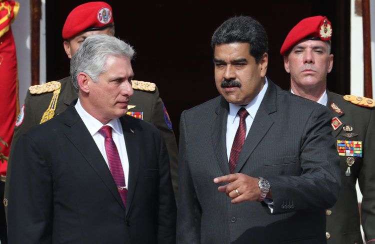 Miguel Díaz-Canel (izq) junto a Nicolás Maduro, durante la primera visita oficial del nuevo presidente cubano a Venezuela. Foto: Miguel Gutiérrez / EFE.