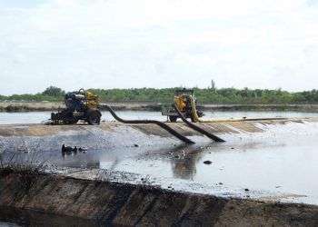 Trabajos de limpieza en la bahía de Cienfuegos tras el derrame de hidrocarburo como consecuencia de las intensas lluvias. Foto: islalocal.com