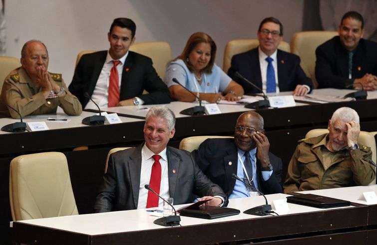 Díaz-Canel (izq-delante) escucha junto a otros integrantes del Consejo de Estado el discurso de Raúl Castro en la Asamblea Nacional. Foto: Alejandro Ernesto / Pool / EFE.
