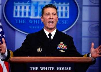 El doctor Ronny Jackson, de la Marina, presentó este martes el informe de la primera revisión médica de Donald Trump como presidente. Foto: Manuel Balce Ceneta / AP.