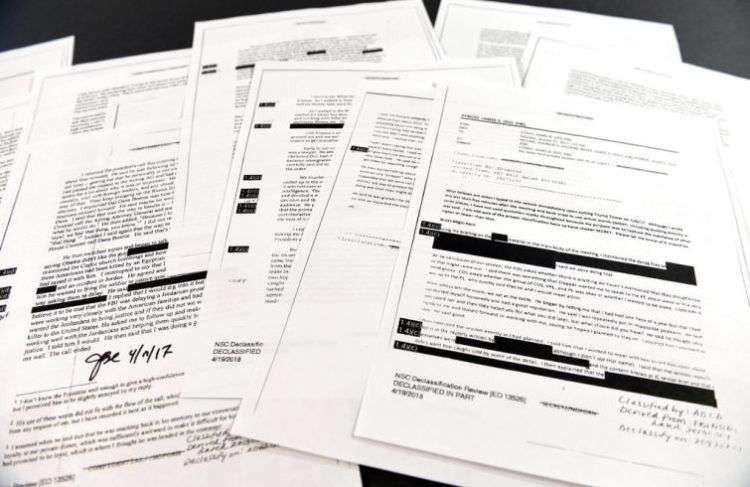 Copias de los informes escritos por el exdirector del FBI James Comey, fotografiadas en Washington el 19 de abril de 2018. Foto: Susan Walsh/AP.