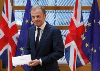 Un Donald Tusk abatido sostiene la carta de Theresa May que declaró oficialmente que Gran Bretaña tenía la intención de abandonar la UE, en marzo de 2017. Foto: AP.