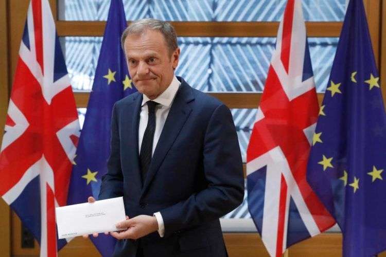 Un Donald Tusk abatido sostiene la carta de Theresa May que declaró oficialmente que Gran Bretaña tenía la intención de abandonar la UE, en marzo de 2017. Foto: AP.