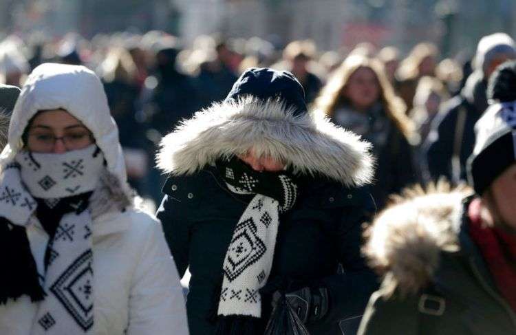 Peatones intentan mantenerse calientes ante la ola de frío, mientras caminan por Times Square, Nueva York este miércoles. Foto: Seth Wenig / AP.
