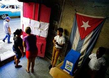 Dos mujeres buscan sus nombres en una lista de electores en un centro de votación durante los comicios municipales en La Habana este domingo 26 de noviembre. Foto: Ramón Espinosa / AP.