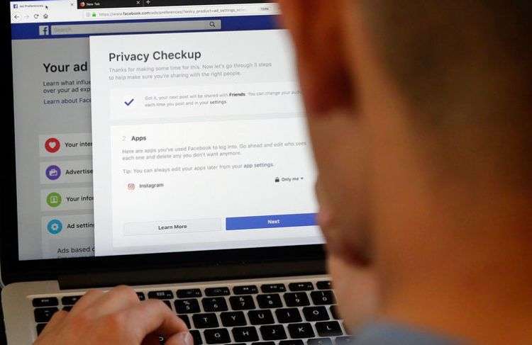 Usuario de Facebook cambiando sus niveles de privacidad en San Francisco, Estados Unidos. Foto: Jeff Chiu / AP.