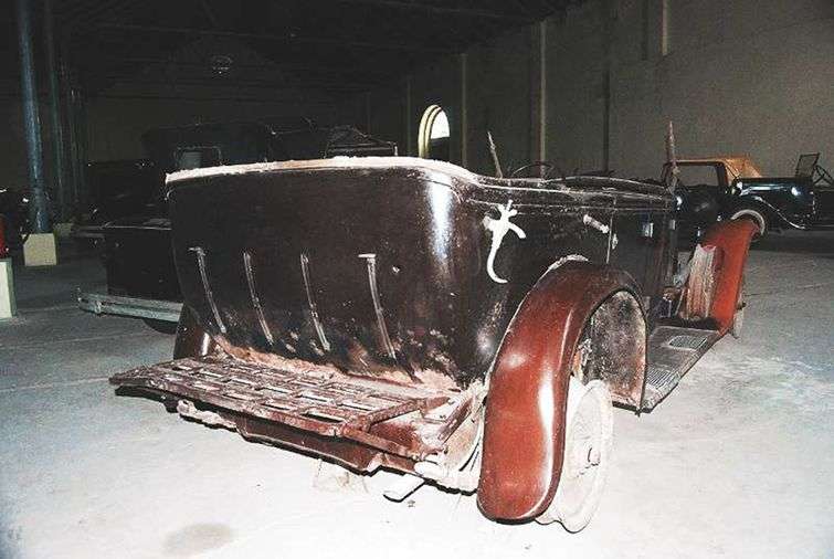 El Fiat que Flor manejaba. A la derecha, un impacto de bala. Se conserva actualmente en el Museo del Automóvil, La Habana Vieja.