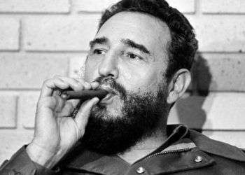 Fidel Castro, entonces primer ministro de Cuba, fuma durante su reunión con dos senadores estadounidenses, los primeros en visitar la Cuba después de 1959. La foto fue tomada en La Habana, Cuba, el 29 de septiembre de 1974. Foto: AP.