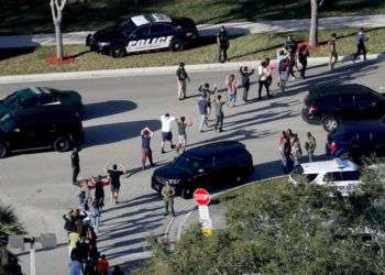 Estudiantes salen con las manos arriba de la escuela secundaria Marjory Stoneman Douglas, en Florida, después del tiroteo del pasado 14 de febrero. Foto: Mike Stocker / South Florida Sun-Sentinel vía AP.