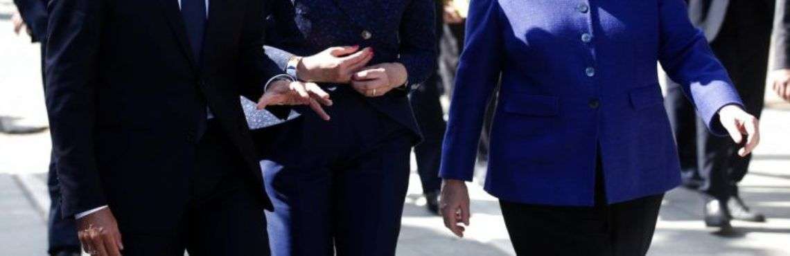 El presidente francés Emmanuel Macron, la primera ministra británica Theresa Maya y la canciller alemana Angela Merkel en Sofía, Bulgaria. Foto: Darko Vojinovic/AP.