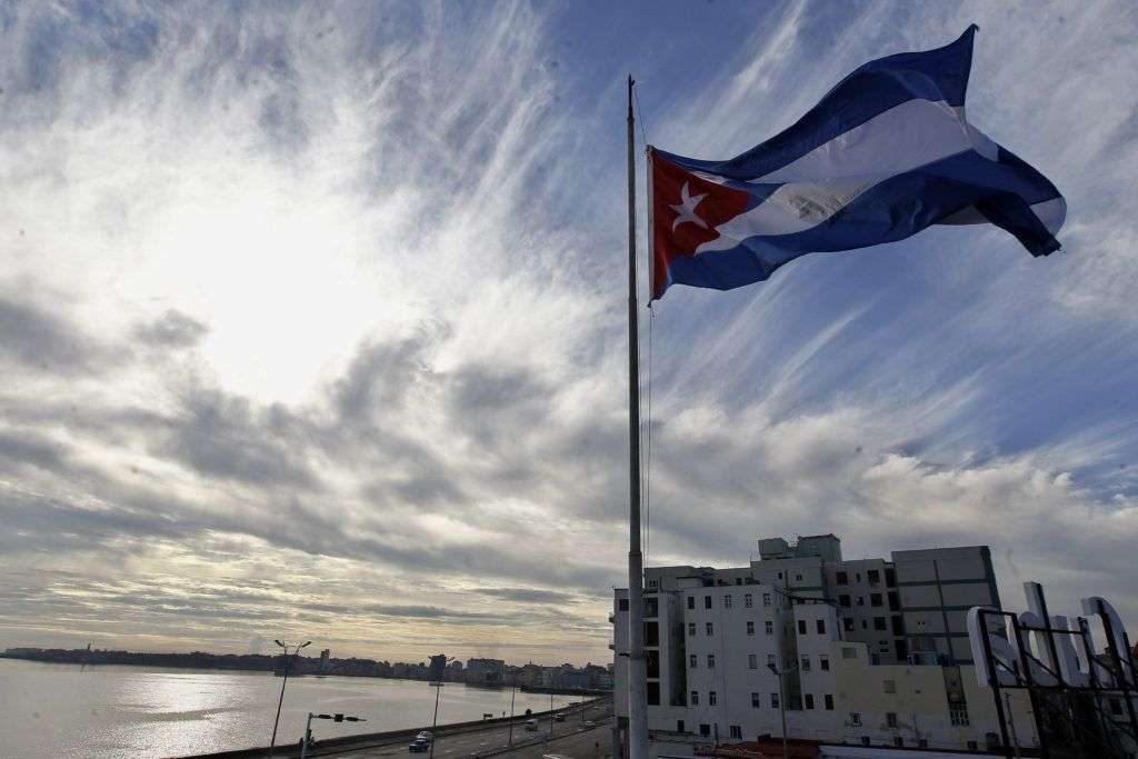 La bandera cubana ondea a media asta hoy en homenaje a las víctimas del accidente aéreo ocurrido ayer en el que fallecieron 108 personas. Foto: Ernesto Mastrascusa/EFE.