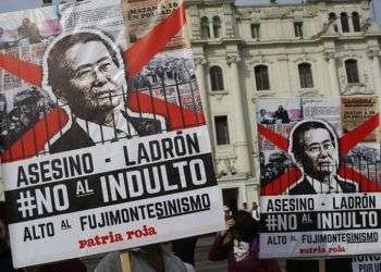 Manifestantes protestan contra el indulto del expresidente Alberto Fujimori en Lima, Perú. Foto: Martin Mejia / AP.