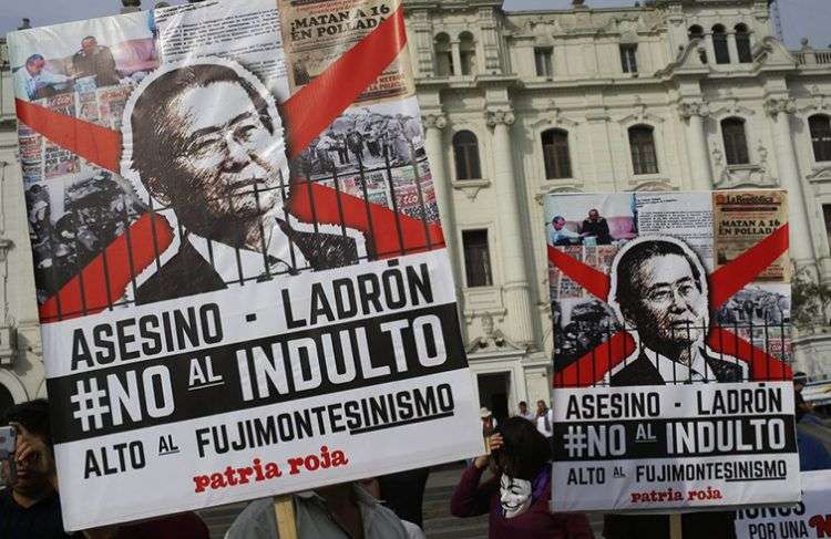Manifestantes protestan contra el indulto del expresidente Alberto Fujimori en Lima, Perú. Foto: Martin Mejia / AP.