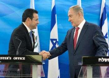 El presidente de Guatemala Jimmy Morales (i) saluda al primer ministro de Israel Benjamín Netanyahu. Foto: EFE.