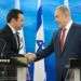 El presidente de Guatemala Jimmy Morales (i) saluda al primer ministro de Israel Benjamín Netanyahu. Foto: EFE.