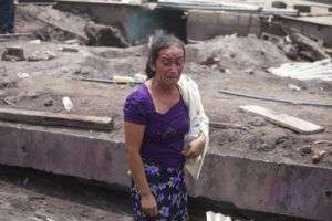 Una mujer llora después de mirar la casa de un familiar destruida por la erupción del Volcán de Fuego, en San Miguel Los Lotes, Guatemala. Foto: Moisés Castillo / AP.