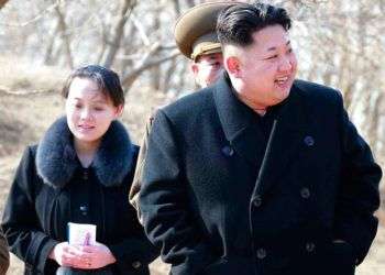 Kim Jong Un, y su hermana, Kim Yo Jong (izquierda), durante una visita a una unidad militar en 2015. Foto: Agencia Central de Noticias Coreana/Korea News Service via AP, archivo.