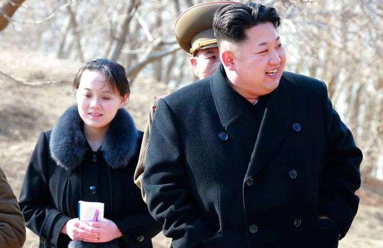 Kim Jong Un, y su hermana, Kim Yo Jong (izquierda), durante una visita a una unidad militar en 2015. Foto: Agencia Central de Noticias Coreana/Korea News Service via AP, archivo.