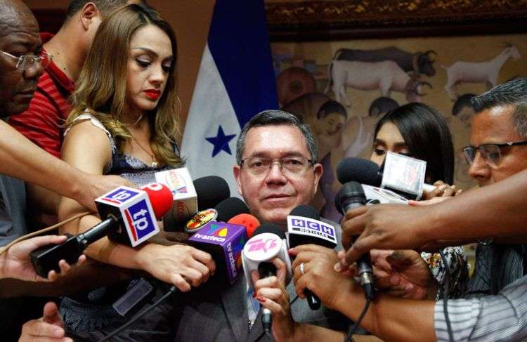 Isaías Barahona, vicecanciller de Honduras, habla en una conferencia de prensa en Tegucigalpa, Honduras, este viernes 4 de mayo de 2018, tras la cancelación del TPS por Estados Unidos. Foto: Fernando Antonio / AP.