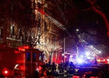 Bomberos de Nueva York responden a un incendio en un edificio del Bronx, la noche de este 28 de diciembre. Foto: Frank Franklin II / AP.