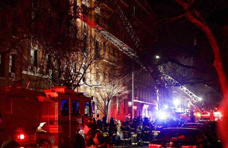 Bomberos de Nueva York responden a un incendio en un edificio del Bronx, la noche de este 28 de diciembre. Foto: Frank Franklin II / AP.