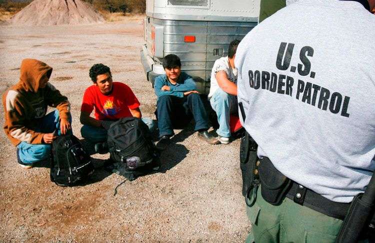 Inmigrantes ilegales en la frontera de los Estados Unidos. Foto: Ross D. Franklin / AP / Archivo.
