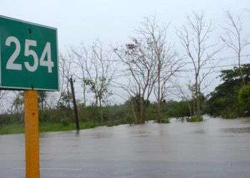 Inundaciones en la Autopista Nacional en el km 254, en Villa Clara. Foto: Arelys María Echevarría / ACN.