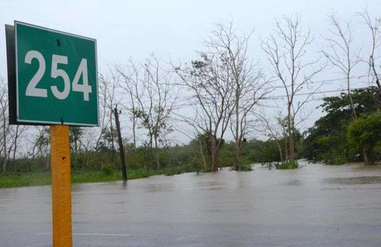Inundaciones en la Autopista Nacional en el km 254, en Villa Clara. Foto: Arelys María Echevarría / ACN.