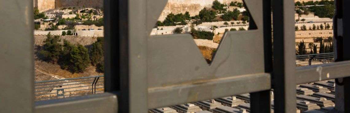 La Ciudad Vieja de Jerusalén vista a través de una ventana con forma de la estrella de David. Foto: Oded Balilty / AP.