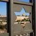 La Ciudad Vieja de Jerusalén vista a través de una ventana con forma de la estrella de David. Foto: Oded Balilty / AP.