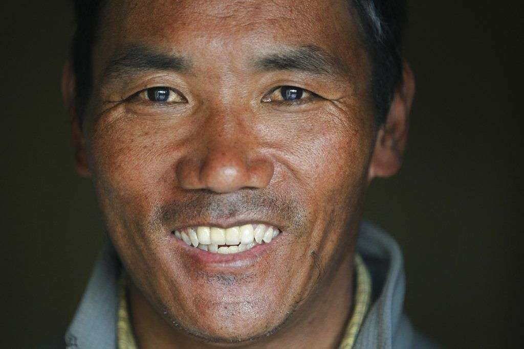 Kami Rita, el experimentado sherpa que batió el récord de más subidas al Monte Everest, en su apartamento en Katmandú, Nepal. Foto: Niranjan Shrestha/AP.