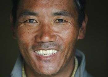 Kami Rita, el experimentado sherpa que batió el récord de más subidas al Monte Everest, en su apartamento en Katmandú, Nepal. Foto: Niranjan Shrestha/AP.