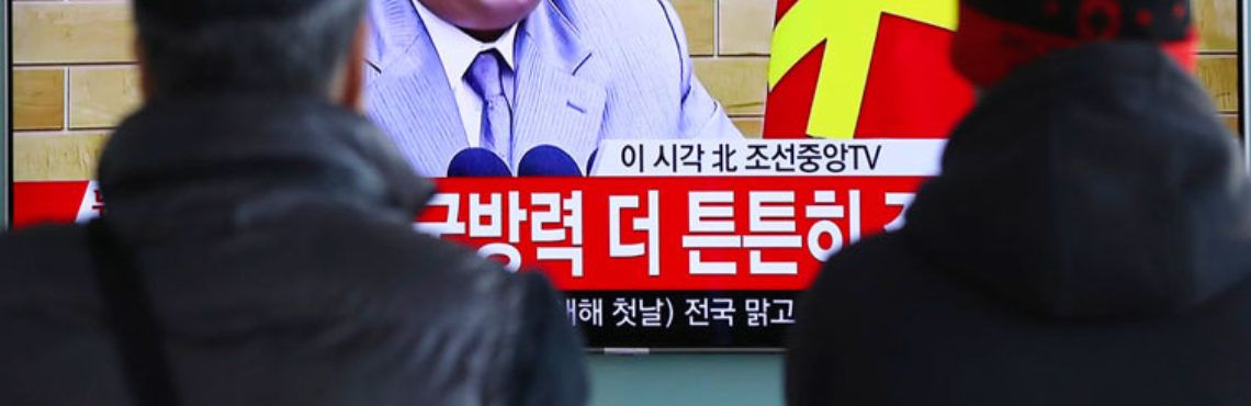 Kim Jong Un habla con el presidente surcoreano Moon Jae-in en el poblado fronterizo de Panmunjom, en Corea del Sur, el 27 de abril. Foto: Pool de prensa de la cumbre de las Coreas vía AP.