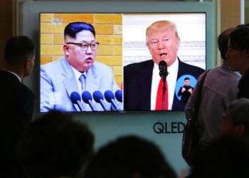 Espectadores observan una pantalla de televisión con imágenes de archivo del presidente Donald Trump y Kim Jong Un, durante un noticiero, en la estación de tren de Seúl, Corea del Sur. Foto: Ahn Young-joon / AP.