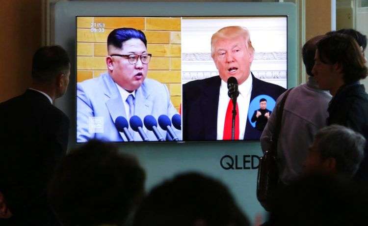 Espectadores observan una pantalla de televisión con imágenes de archivo del presidente Donald Trump y Kim Jong Un, durante un noticiero, en la estación de tren de Seúl, Corea del Sur. Foto: Ahn Young-joon / AP.