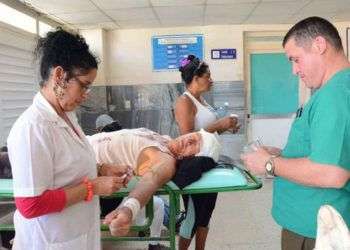 Lesionados en un accidente de tránsito este jueves son atendidos en el Hospital Provincial Dr. Antonio Luaces Iraola, de Ciego de Ávila. Foto: Osvaldo Gutiérrez / ACN.