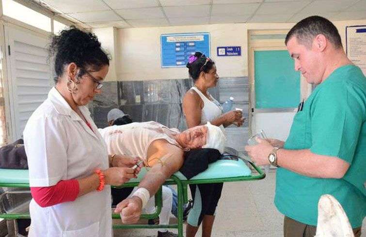 Lesionados en un accidente de tránsito este jueves son atendidos en el Hospital Provincial Dr. Antonio Luaces Iraola, de Ciego de Ávila. Foto: Osvaldo Gutiérrez / ACN.