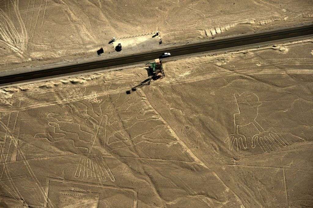 Conductor de un camión estropea las enigmáticas líneas Nazca en Perú. Foto: Clarín.