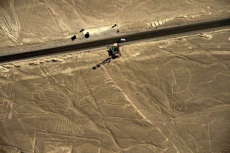 Conductor de un camión estropea las enigmáticas líneas Nazca en Perú. Foto: Clarín.