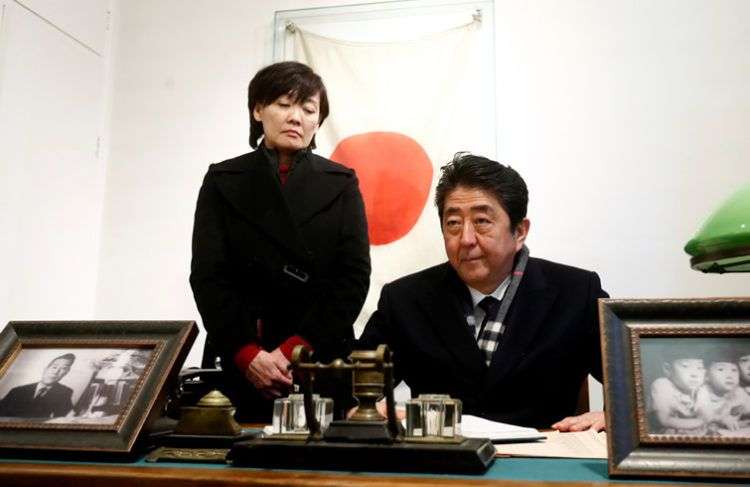 El primer ministro de Japón, Shinzo Abe, y su esposa, Akie Abe, visitan una antigua casa de Chiune Sugihara, un diplomático japonés que salva judíos, en Kaunas, Lituania. Foto: Ints Kalnins / Reuters.