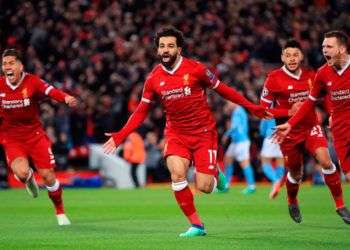 El Liverpool celebra el primero de sus tres goles en casa frente al Manchester City, que despejaron prácticamente su camino hacia las semifinales de la Champions. Foto: Peter Byrne / PA vía AP.